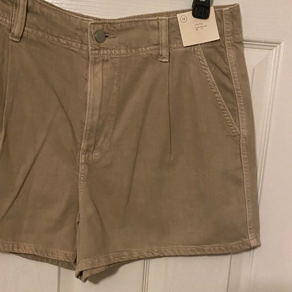 Universal Thread Tan Women's Shorts - Picture 2 of 6